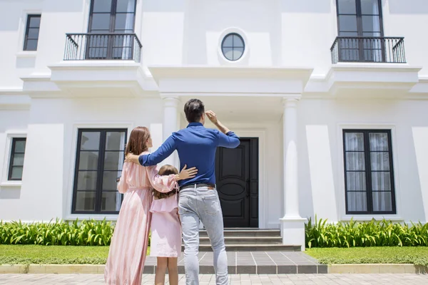 Back View Unidentified Family Group Holding Hugging Each Other While — Stock Photo, Image