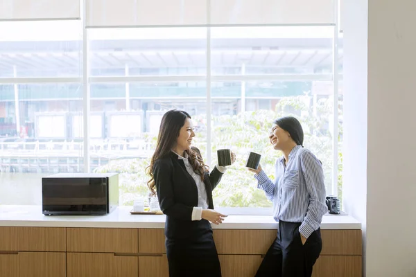 Retrato Hermosas Empresarias Multiétnicas Sosteniendo Una Taza Café Mientras Hablan — Foto de Stock