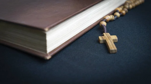 Zbliżenie Świętej Księgi Biblijnej Krzyż Czarnym Tle — Zdjęcie stockowe