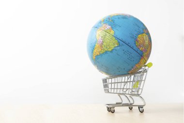 Küre alışveriş arabasında, beyaz arka planda izole.