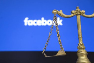 Jakarta, Endonezya - Mart 04, 2020: Bilgisayar ekranında Facebook arkaplanı olan adalet terazisi