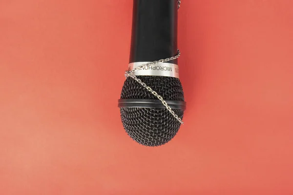 Mikrofonun Düz Yatağı Kırmızı Zincire Bağlı — Stok fotoğraf