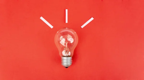 Вид Сверху Лампочки Красном Фоне Концепция Светлой Идеи — стоковое фото
