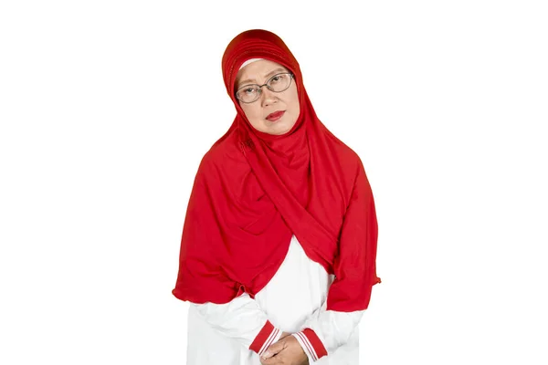 Retrato Mulher Muçulmana Velho Solitário Enquanto Olha Para Câmera Isolado — Fotografia de Stock