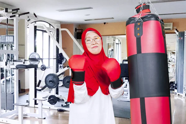 Retrato Velha Mulher Muçulmana Fazendo Exercício Com Sacos Boxe Luvas — Fotografia de Stock