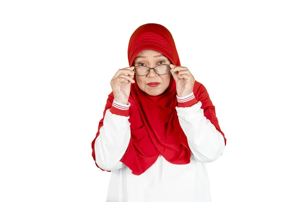 Muotokuva Vanha Musliminainen Katselee Kameraa Pitäen Silmälaseja Eristetty Valkoisella Taustalla — kuvapankkivalokuva
