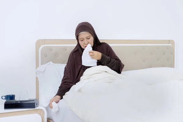 Portrait Old Muslim Woman Sneezing Tissue While Sitting Bed Blanket — Stock Photo, Image