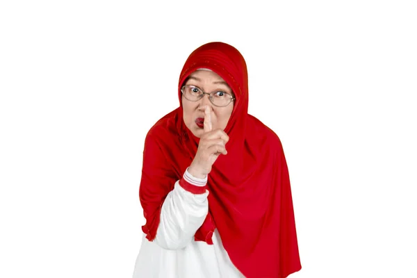 Retrato Una Mujer Musulmana Mayor Haciendo Gesto Silencio Mientras Mira —  Fotos de Stock