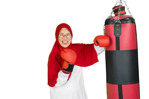 Portret Van Oudere Moslimvrouw Die Traint Met Bokszakken Terwijl Handschoenen — Stockfoto