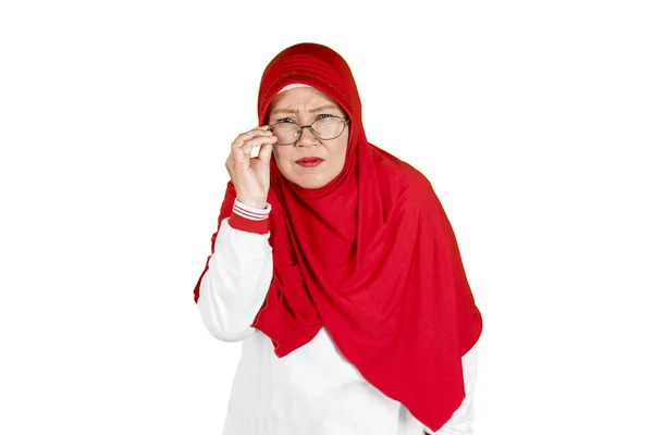 Portrait Senior Muslim Woman Holding Her Eyeglasses While Looking Camera — Stock Photo, Image