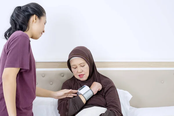 Portrait Senior Woman Checking Her Blood Pressure Using Digital Device — Stock Photo, Image