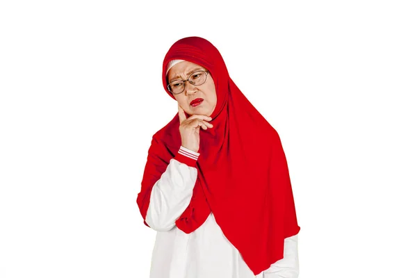 Retrato Mulher Muçulmana Sênior Parece Deprimido Estúdio Isolado Fundo Branco — Fotografia de Stock