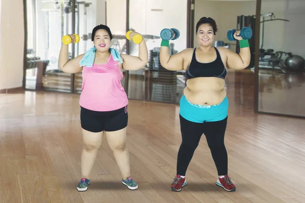 Full Length Two Fat Women Lifting Dumbbells While Standing Sport — Stock Photo, Image