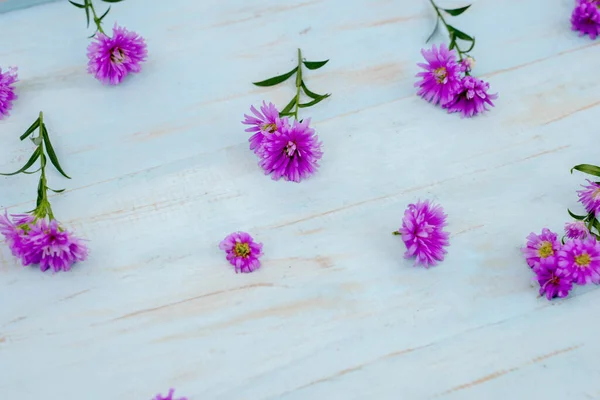 Ovanifrån Vackra Lila Gerbera Blommor Sammansättning Trä Bakgrund — Stockfoto