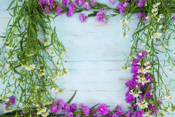 Płaskie Ułożenie Krawędzi Kwiat Kolorze Fioletowym Białym Drewnianym Tle — Zdjęcie stockowe