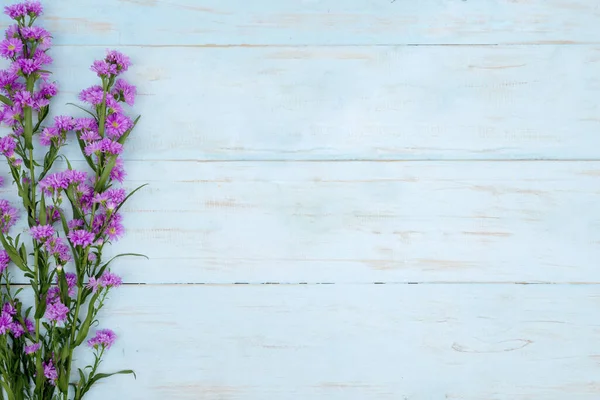 Płaskie Ułożenie Purpurowego Gerbera Kwiat Miejsca Kopiowanie Drewnianym Tle — Zdjęcie stockowe