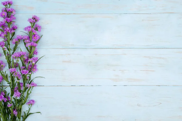 Vlakke Lay Van Paarse Gerbera Bloem Met Kopieerruimte Houten Ondergrond — Stockfoto