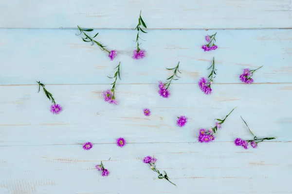 Top View Purple Flowers Decoration Wooden Background — Stock Photo, Image