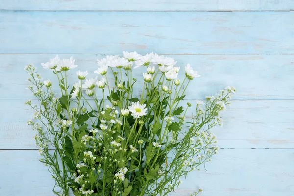 Pose Plate Gerbera Fleur Avec Couleur Blanche Sur Fond Bois — Photo