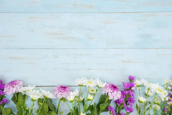 Platt Läggning Trä Kopia Utrymme Bakgrund Med Färgglada Tusensköna Blomma — Stockfoto