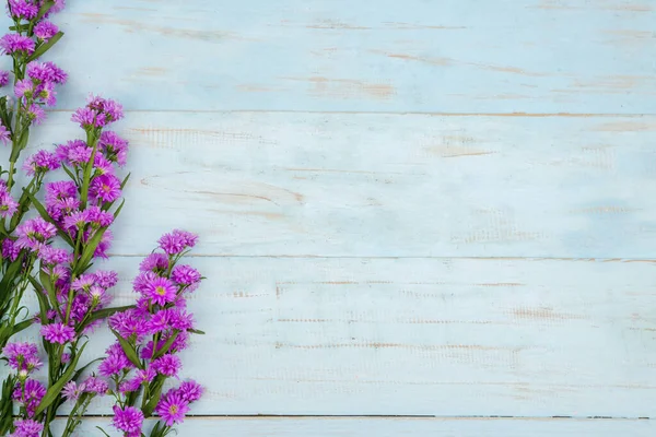 Płaskie Ułożenie Drewnianej Przestrzeni Purpurowym Gerbera Kwiat — Zdjęcie stockowe