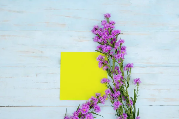 Плоский Шар Жовтого Порожнього Паперу Фіолетовою Квіткою Гербери Дерев Яному — стокове фото
