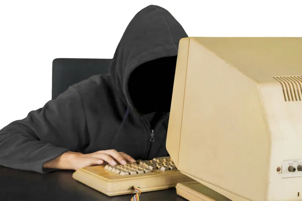 在键盘上打字时试图侵入系统的匿名男子的肖像 用白色背景隔离 — 图库照片