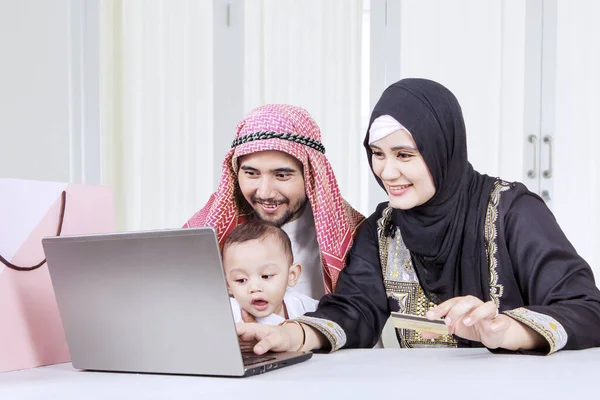 Jolie Famille Musulmane Achats Ligne Avec Ordinateur Portable Carte Crédit — Photo