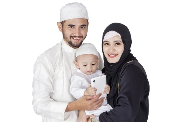 Красива Мусульманська Сім Син Посміхаються Камеру Використовуючи Мобільний Телефон Стоячи — стокове фото