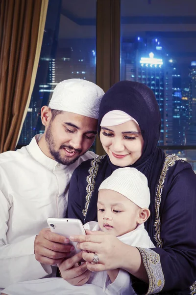 Menino Muçulmano Bonito Seus Pais Usando Telefone Celular Juntos Perto — Fotografia de Stock