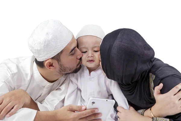 Roztomilý Malý Muslim Chlapec Políbil Jeho Rodiče Při Použití Mobilního — Stock fotografie