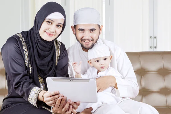 Porträtt Muslimsk Familj Som Ler Mot Kameran När Sitter Soffan — Stockfoto