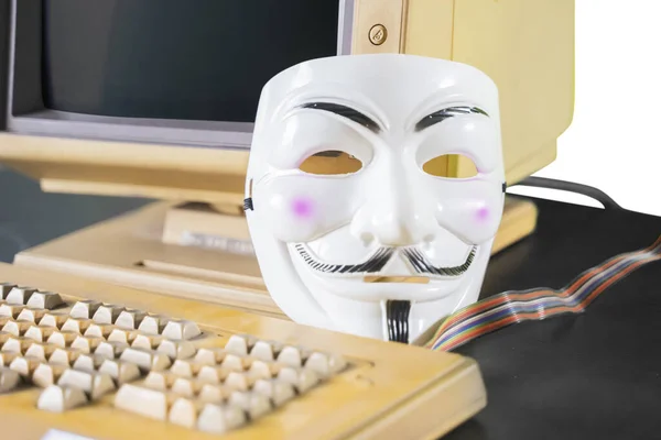 Tutup Topeng Hacker Meja Dengan Komputer Dan Keyboard — Stok Foto