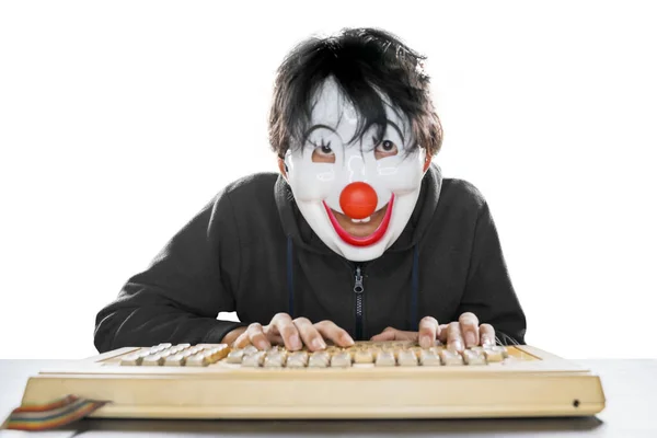 Hacker Met Clown Masker Werken Met Een Vintage Toetsenbord Geïsoleerd — Stockfoto