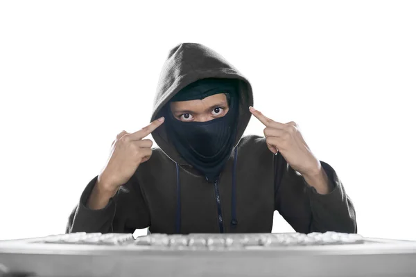 Hacker Com Máscara Mostrando Gesto Dedo Médio Enquanto Olha Para — Fotografia de Stock
