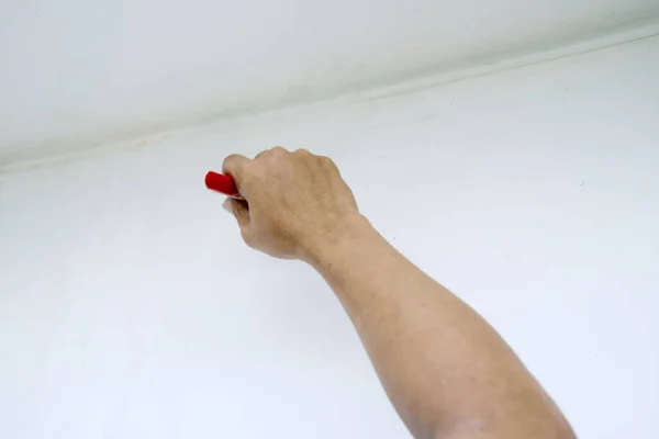 Feche Mão Homem Pintando Parede Usando Pincel Tinta — Fotografia de Stock
