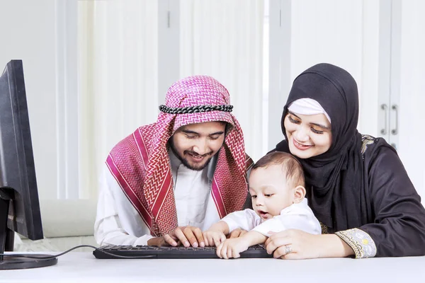 Heureux Parents Musulmans Leur Petit Fils Utilisant Ordinateur Ensemble Sur — Photo