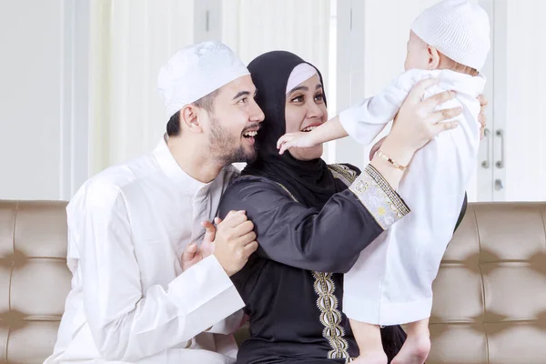 Retrato Padres Musulmanes Felices Jugando Con Hijo Mientras Están Sentados —  Fotos de Stock