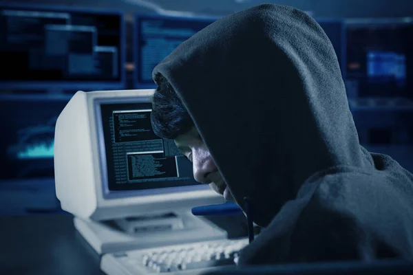 Bilgisayarın Önünde Otururken Sistemden Bilgi Çalan Kapüşonlu Hackerın Arka Planı — Stok fotoğraf