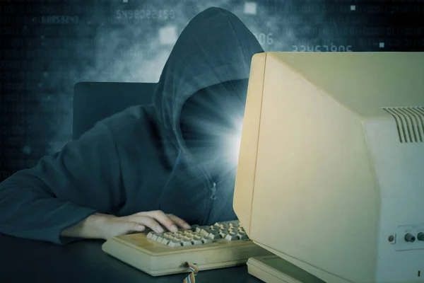 Porträtt Manliga Hackare Stjäla Data Från System Med Binär Kod — Stockfoto