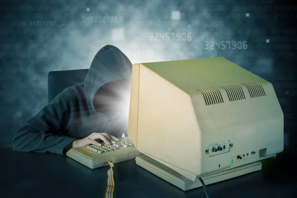 해커가 키보드로 입력하면서 배경으로 데이터 정보를 훔치는 — 스톡 사진