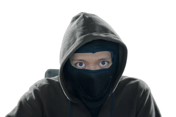 Man Okänd Hacker Med Mask Och Luvtröja Stirrar Kameran Isolerad — Stockfoto