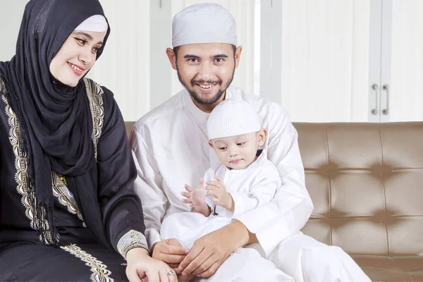 Retrato Família Muçulmana Seu Filho Sentado Sofá Enquanto Sorri Para — Fotografia de Stock