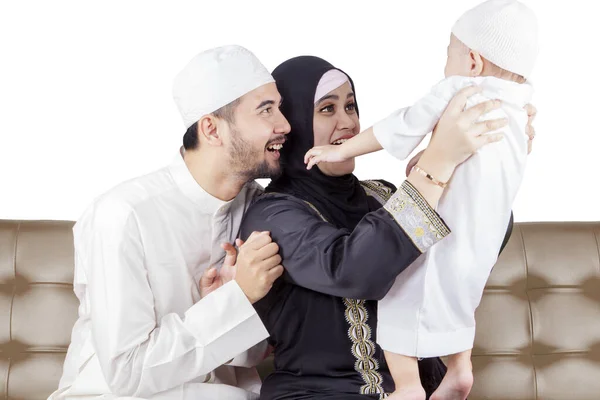 Familia Musulmana Feliz Jugando Con Hijo Mientras Está Sentado Sofá — Foto de Stock