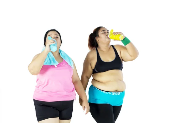 Dos Mujeres Jóvenes Con Obesidad Bebiendo Agua Con Botellas Estudio — Foto de Stock