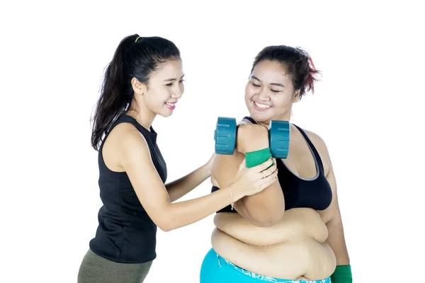 Mujer Con Sobrepeso Haciendo Ejercicio Con Ayuda Entrenador Personal Aislado — Foto de Stock