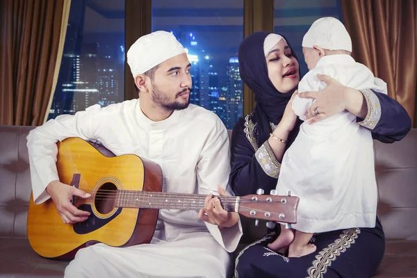 Pais Muçulmanos Felizes Seu Filho Tocando Guitarra Juntos Noite Perto — Fotografia de Stock