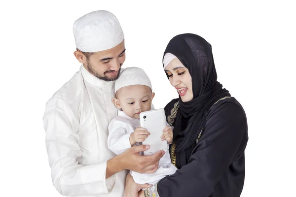 Porträt Eines Kleinen Muslimischen Jungen Und Seiner Eltern Die Ein — Stockfoto