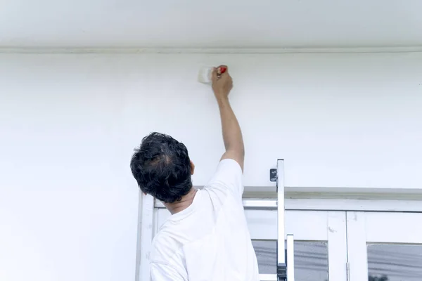 Задний Вид Молодого Ремонтника Рисующего Стену Помощи Кисти — стоковое фото