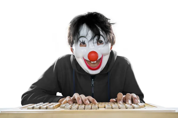 Hacker Sconosciuto Che Indossa Una Maschera Clown Mentre Usa Una — Foto Stock
